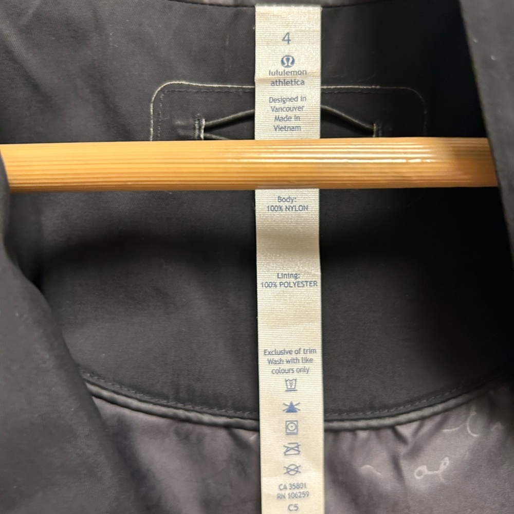 Lululemon Rain Jacket Sz 4 - Picture 3 of 4